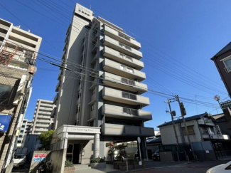 【外観】 | JR古賀駅まで徒歩2分で通勤通学に便利♪ 大通も近いので生活利便施設が充実しており、長く快適に暮らせる環境が整っています