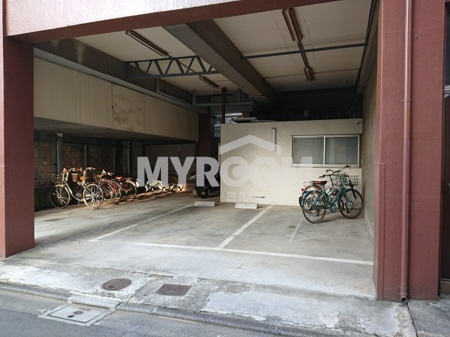 新宿区高田馬場４丁目の賃貸マンションの駐車場