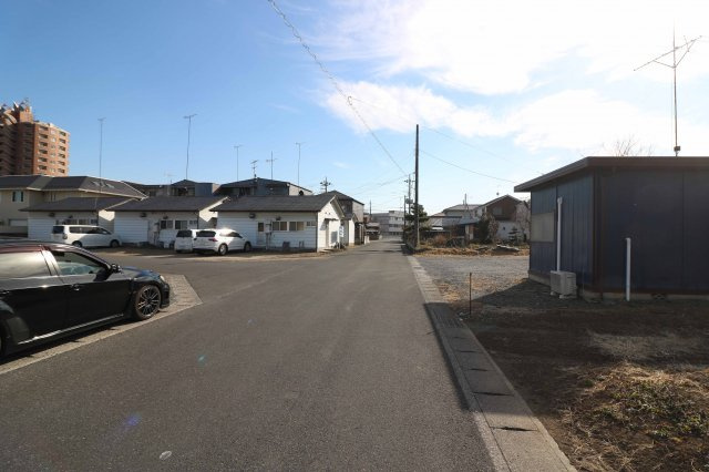 足利市八幡町３丁目の売地の前面道路含む現地写真