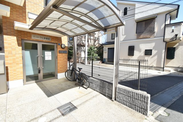 パストラル参番館のエントランス