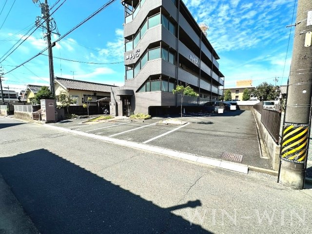 ユトリロ草間の駐車場