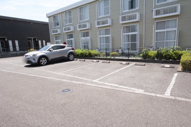 シェル壱番館の駐車場