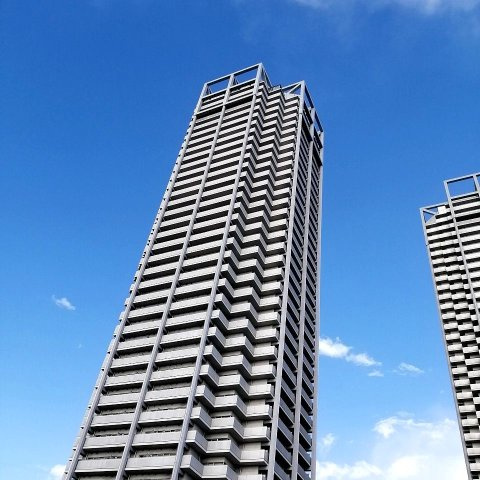 アルザブルータワーの外観