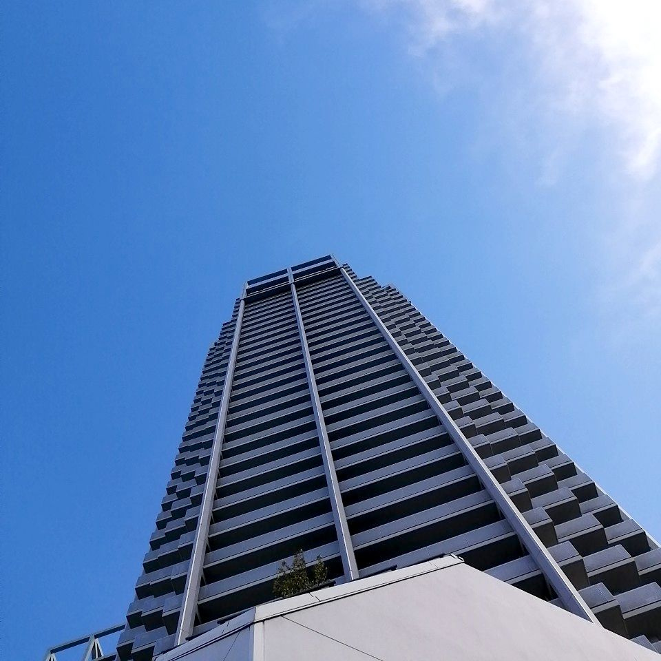 アルザブルータワーの外観