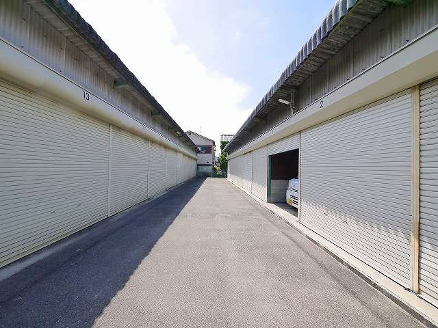 熊木モータープールの外観