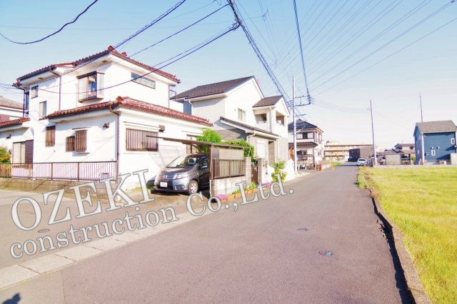 越谷市神明町2丁目中古戸建ての前面道路含む現地写真
