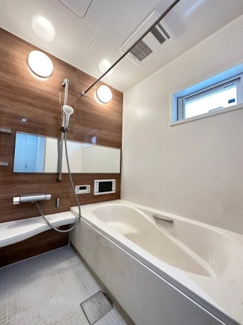 【浴室】 | 吉井町２丁目　戸建て | 追い炊き付きの広々とした浴室でございます