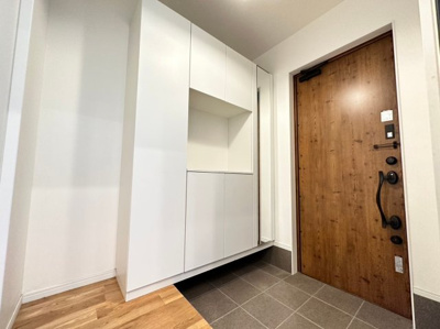 【玄関】 | 吉井町２丁目　戸建て | 収納もある玄関です