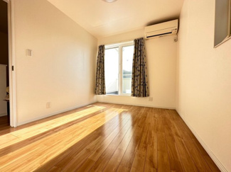 【洋室】 | 吉井町２丁目　戸建て | 落ち着いた色調の洋室です