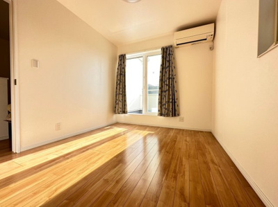 【洋室】 | 吉井町２丁目　戸建て | 落ち着いた色調の洋室です