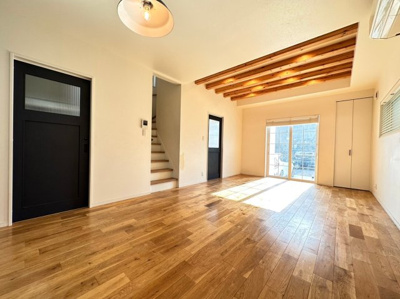 【居間・リビング】 | 吉井町２丁目　戸建て | ウッド調の明るくおしゃれなリビング