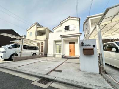 【外観】 | 吉井町２丁目　戸建て | 広々駐車場で2台は余裕をもって駐車可能です