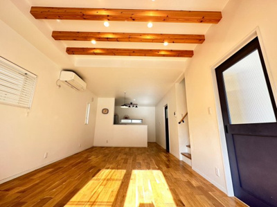 【居間・リビング】 | 吉井町２丁目　戸建て | リビングから２階への階段です