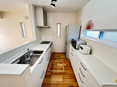 【キッチン】 | 吉井町２丁目　戸建て | キッチン背面には備え付けの棚もあり、収納スペース充実