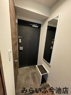 【玄関】 | ロイヤルカーサ千種 | 玄関壁に椅子が備え付け