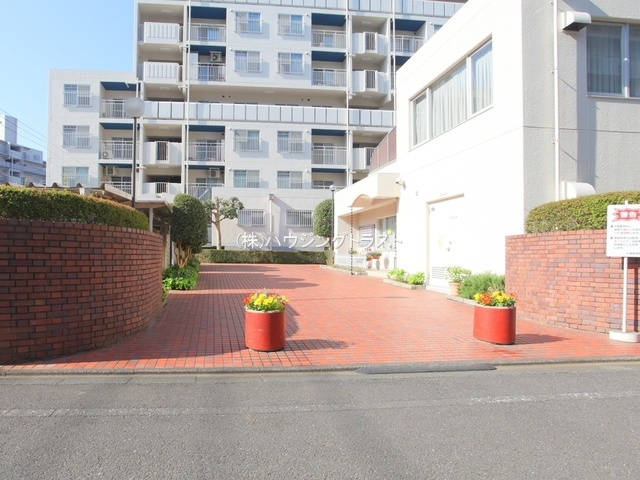 仲介手数料無料　小手指ハイツK棟のエントランス