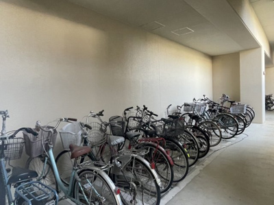 【駐車場】 | ル・サンク舟入 | 室内駐輪場で雨の日も濡れる心配がないですね