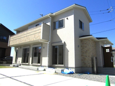 【外観】 | ブルーミングガーデン　八代町大間田2期　1号棟 | 落ち着いた雰囲気の外観です