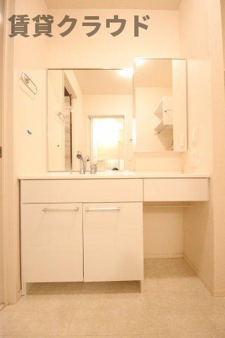 GrandBonheurの洗面所|椅子をしまえてメイクも出来る大きな洗面台！