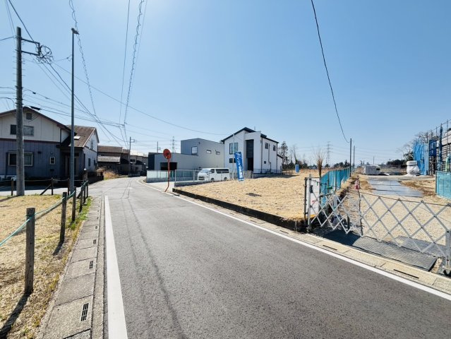 敷地面積105.8坪　売地　鶴ヶ島市三ツ木　の前面道路含む現地写真|西側約５．１２ｍ公道、１０ｍ以上の接道の為お車の出し入れも楽々です♪現地（2026年2月）撮影