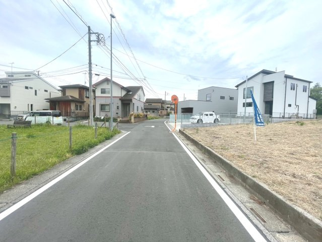 敷地面積105.8坪　売地　鶴ヶ島市三ツ木　の前面道路含む現地写真|西側約５．１２ｍ公道、１０ｍ以上の接道の為お車の出し入れも楽々です♪
現地（2026年4月）撮影