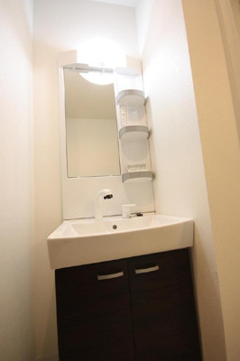 【独立洗面台】 | フェルメール千早 | 別号室の写真になります。現況優先。