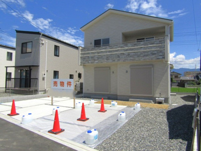 【駐車場】 | ブルーミングガーデン　甲斐市万才　1号棟 | 車をお持ちの方に嬉しい駐車場付きの物件です