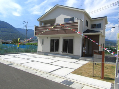 【駐車場】 | ブルーミングガーデン　笛吹市春日居町鎮目【全3棟】　1号棟 | 車をお持ちの方に嬉しい駐車場付きの物件です