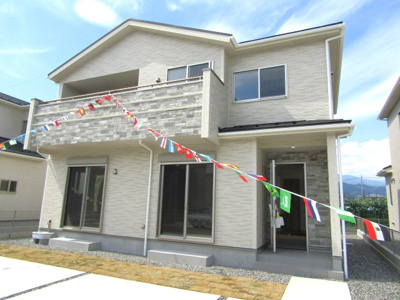 【外観】 | ブルーミングガーデン　笛吹市春日居町鎮目【全3棟】　2号棟 | 落ち着いた雰囲気の外観です