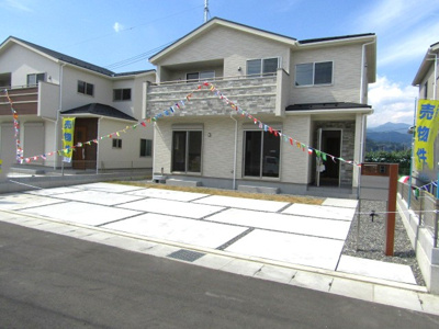 【駐車場】 | ブルーミングガーデン　笛吹市春日居町鎮目【全3棟】　2号棟 | 駐車場があります