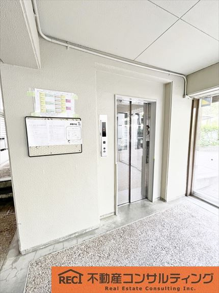 RICウエストコート4番街西棟のエントランス