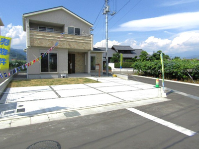 【前面道路含む現地写真】 | ブルーミングガーデン　笛吹市春日居町鎮目【全3棟】　3号棟 | 前面道路含む現地写真です
