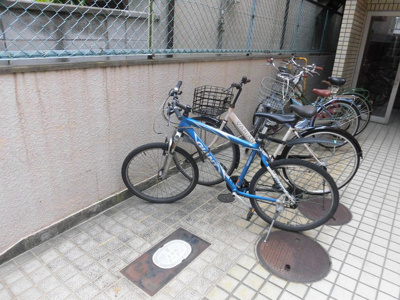 【駐車場】 | コーポ小松 | 敷地内自転車置き場です。