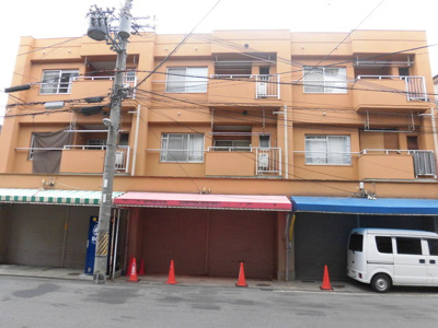 【外観】 | コーポ小松 | オレンジ色の明るい外観です。