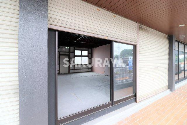 アガタビルのエントランス|2023年7月撮影。