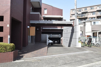 【エントランス】 | オートロックを備えた、マンションのエントランス。やはりセキュリティの観点は欠かすことができません。皆様を“安全”に送り出し、出迎えてくれます。～即日のご見学可能～　お問合せはお気軽にどうぞ。