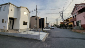 【前面道路含む現地写真】 | 3方向が行動に面した角地です