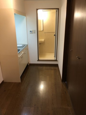 ベルメゾン一須賀Ⅲ号館|玄関入って左側にキッチンとお風呂