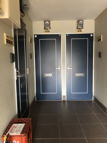 ベルメゾン一須賀Ⅲ号館の玄関|左側です