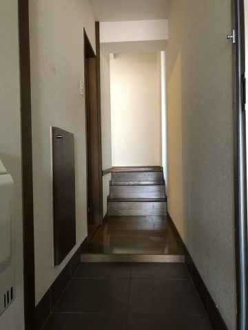ベルメゾン一須賀Ⅲ号館の玄関
