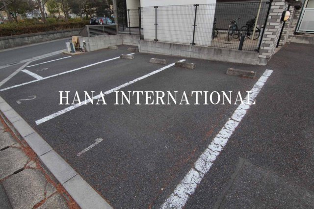 レオパレスカナスギの駐車場