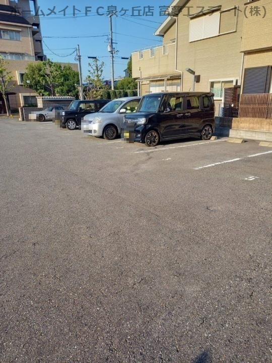 ウエストコート綾園の駐車場