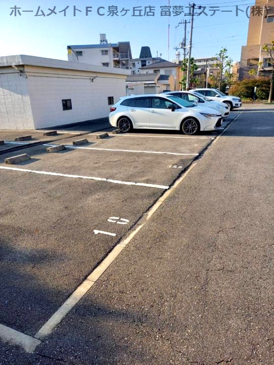 ウエストコート綾園の駐車場