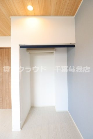 Like星久喜A棟の収納|ロールカーテンで見せる収納、見せない収納が自由自在！