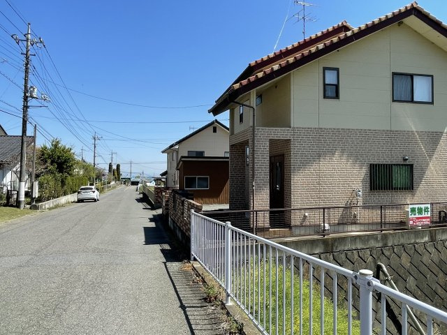 藤岡市緑埜　中古の前面道路含む現地写真