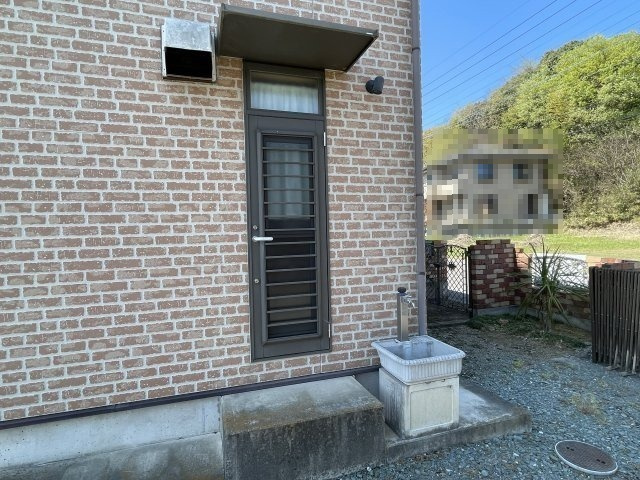 藤岡市緑埜　中古の外観|便利な勝手口と外水道