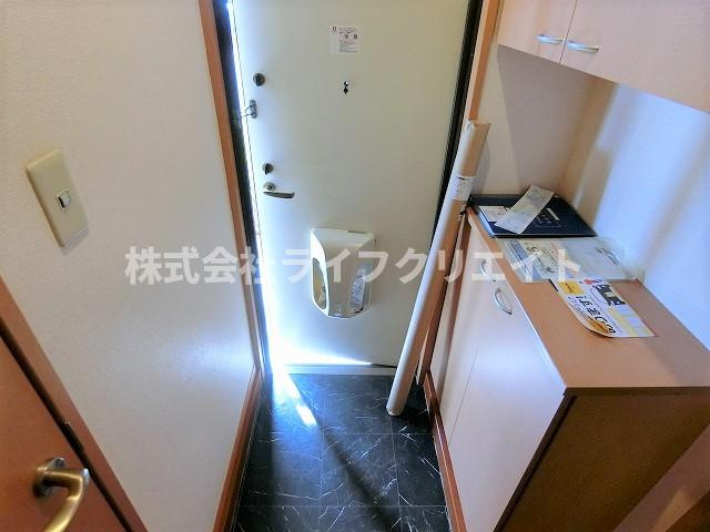 リビングタウン石川町Bの玄関