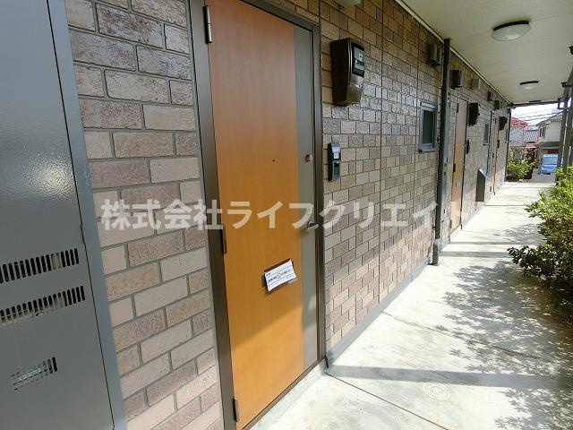 リビングタウン石川町Bの玄関