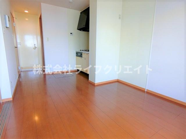 リビングタウン石川町Bの居間・リビング