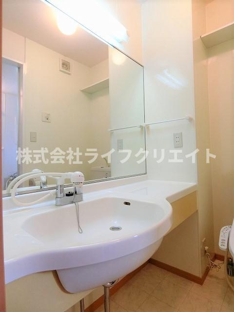 リビングタウン石川町Bの独立洗面台